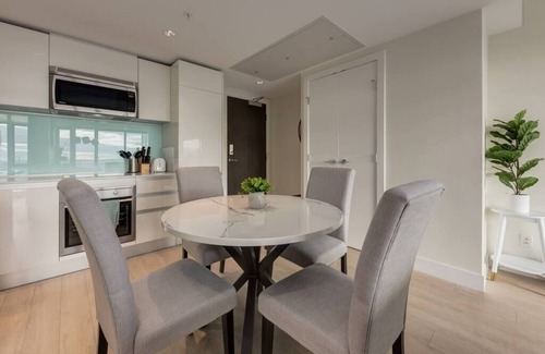 Victoria Park Condo | Stylish, Elegant 1BR condo with Stunning Views