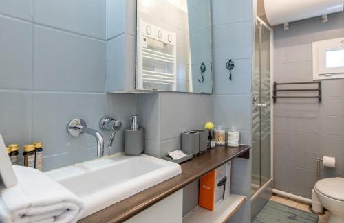 Epinettes Apartment | Stylish & Elegant I Metro is only 1minute away I Near Montmartre
