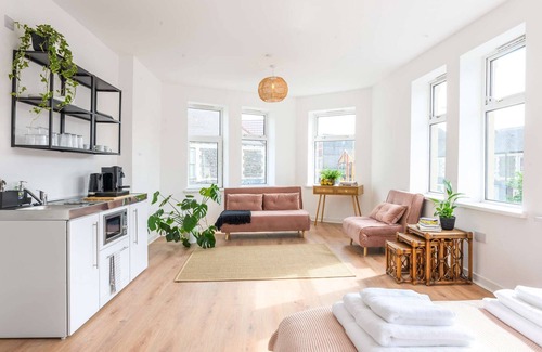 Riverside Apartment | Stylish en-suite Boutique Apartment 8min to centre for 5