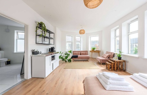 Riverside Apartment | Stylish en-suite Boutique Apartment 8min to centre for 5