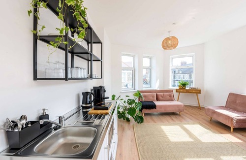 Riverside Apartment | Stylish en-suite Boutique Apartment 8min to centre for 5