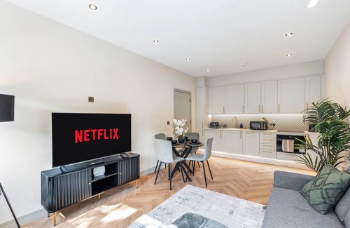 Hove Apartment | Stylish Escape to the Luxe Suite: with parking!