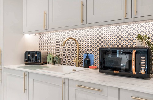 Hove Apartment | Stylish Escape to the Luxe Suite: with parking!