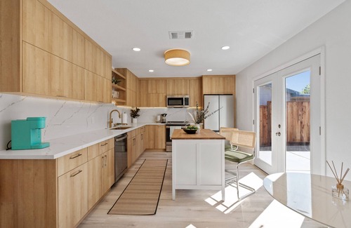 East San Jose House | Stylish Euro Chic Retreat in San Jose! Sun-filled kitchen/patio, luxury living