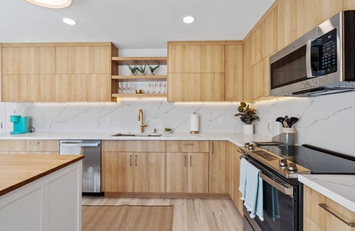 East San Jose House | Stylish Euro Chic Retreat in San Jose! Sun-filled kitchen/patio, luxury living