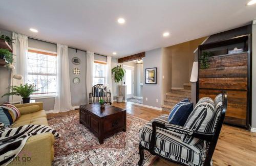 Southwest Edmonton House | Stylish Euro Vibes Home, Small Gym, AC, Yard, Office