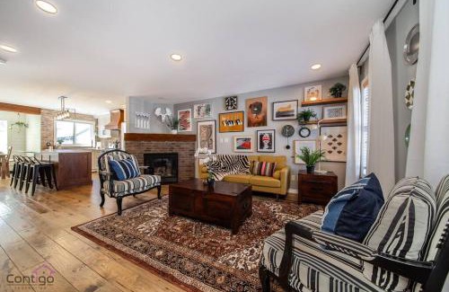 Southwest Edmonton House | Stylish Euro Vibes Home, Small Gym, AC, Yard, Office
