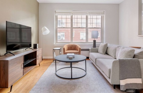 Evanston Apartment | Stylish Evanston 2BR w/ Courtyard, nr Northwestern Beach, by Blueground