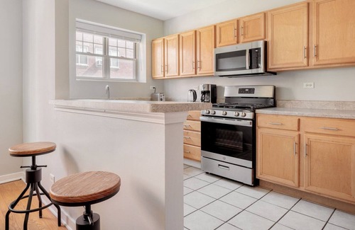 Evanston Apartment | Stylish Evanston 2BR w/ Courtyard, nr Northwestern Beach, by Blueground
