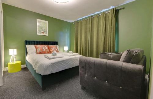 High Hazels House | #Stylish #Exceptional 4 bed house, free parking, close to KFC, McDonalds, Aldi and ASDA