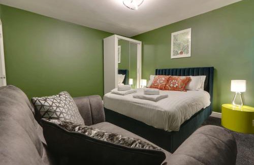 High Hazels House | #Stylish #Exceptional 4 bed house, free parking, close to KFC, McDonalds, Aldi and ASDA