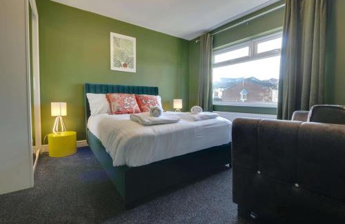 High Hazels House | #Stylish #Exceptional 4 bed house, free parking, close to KFC, McDonalds, Aldi and ASDA