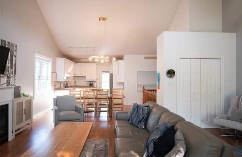 Southampton House | Stylish Family Cottage - 5 bedroom - 6min walk to beach & town, hot tub, pets ok