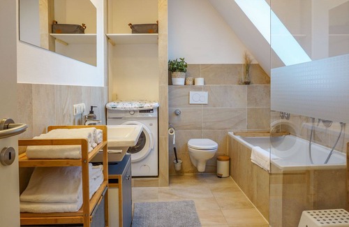Mering Apartment | Stylish & family friendly maisonette flat | 20 min from Munich