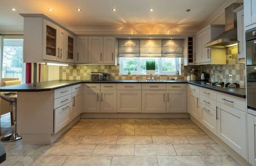 Penylan House | Stylish Family Home Close To City Centre with Parking