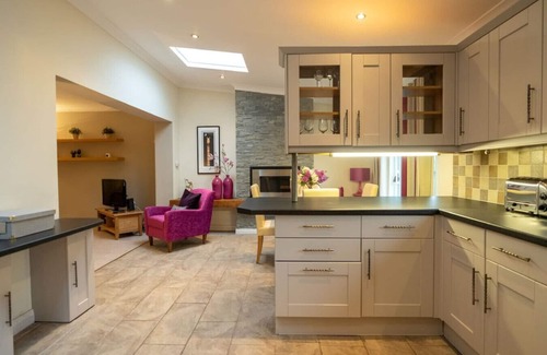 Penylan House | Stylish Family Home Close To City Centre with Parking