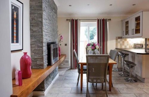 Penylan House | Stylish Family Home Close To City Centre with Parking