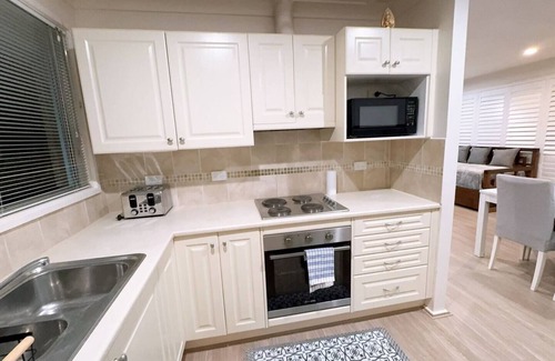 Kingswood House | Stylish Family House - Convenient Stay!