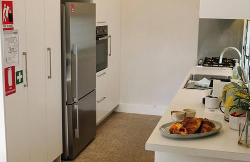 Mona Vale House | Stylish Family Stay – Cafes, Golf & Beach Nearby