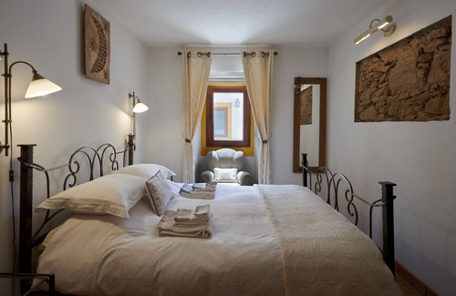 Obidos Other | Stylish farmhouse with fabulous sun room in 4 acre valley only 7km from Obidos