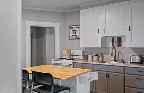 Rimmon Heights Apartment | Stylish First Floor Apartment w/Private Front Porch