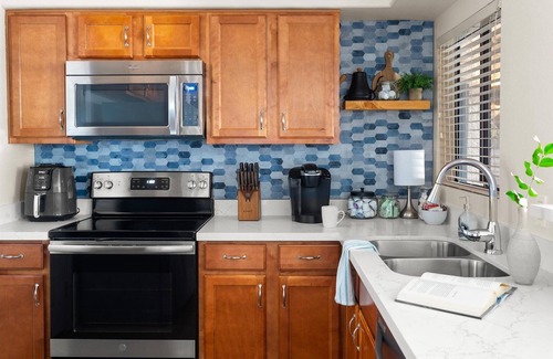 North Scottsdale Condo | Stylish First-Floor Condo w/Pool, Gym, Parking, King Bed & Trails + Pickleball