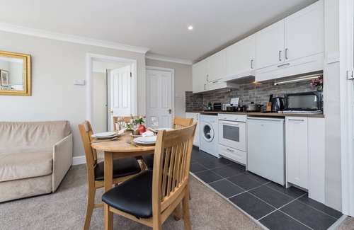 Brondesbury Park Apartment | Stylish Flat 12 minutes (tube)to Oxford Street ,Central London,sleeps 6,parking.