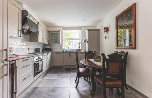 Askew Apartment | Stylish Flat B