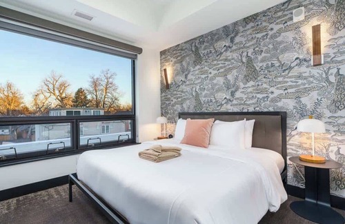 Berkeley Hotel | Stylish Flat on Tennyson St–Walk to Dining & More!