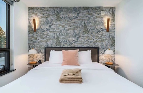 Berkeley Hotel | Stylish Flat on Tennyson St–Walk to Dining & More!