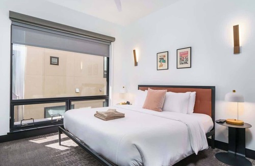 Berkeley Hotel | Stylish Flat on Tennyson - Walk to Dining & Shops!