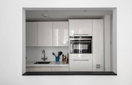 North Kensington Apartment | Stylish Flat Steps Away from Portobello Market