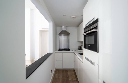 North Kensington Apartment | Stylish Flat Steps Away from Portobello Market