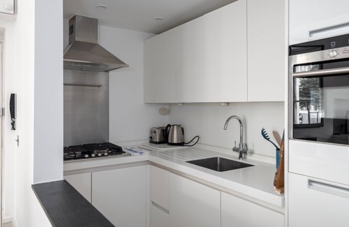 North Kensington Apartment | Stylish Flat Steps Away from Portobello Market