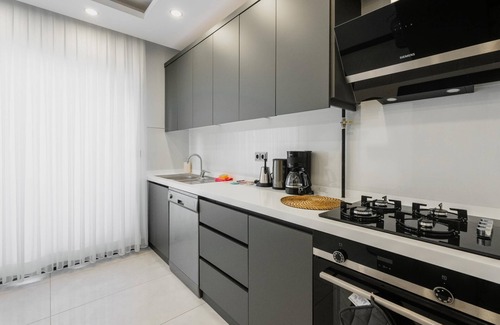 Lara Apartment | Stylish Flat w Balcony Near Lara Beach