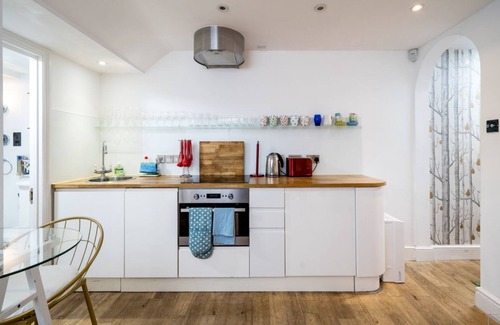 Shepherd's Bush Apartment | Stylish flat with private yard in Shepherd’s Bush