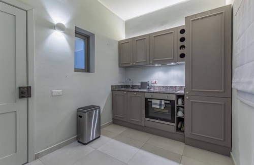 Floriana Apartment | Stylish Floriana Retro Pad