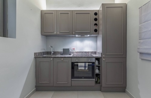 Floriana Apartment | Stylish Floriana Retro Pad