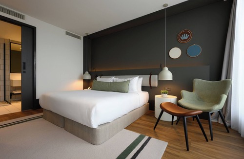 Oisterwijk Hotel | Stylish Forest-Edge Home — Convenient Trail Access, Kitchenette, & Free Parking