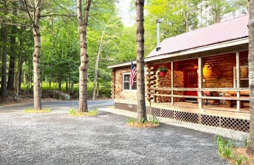 North Creek Ski Chalet | Stylish Forest Lodge with Large Hot Tub, Firepit and Fireplace minutes to Gore Mountain