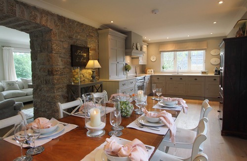 Helford House | Stylish Four Bedroom Clapboard Cottage in Picturesque Helford