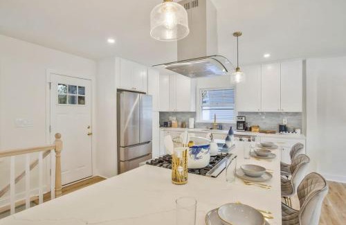 Annapolis House | Stylish + fresh bungalow 2 blocks from N-MC Stadium