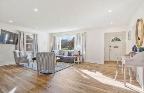 Annapolis House | Stylish + fresh bungalow 2 blocks from N-MC Stadium