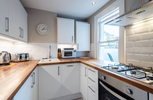 Munster Apartment | Stylish Fulham Flat with Patio by UnderTheDoormat