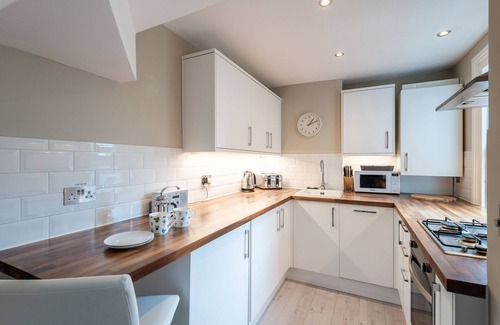 Munster Apartment | Stylish Fulham Flat with Patio by UnderTheDoormat