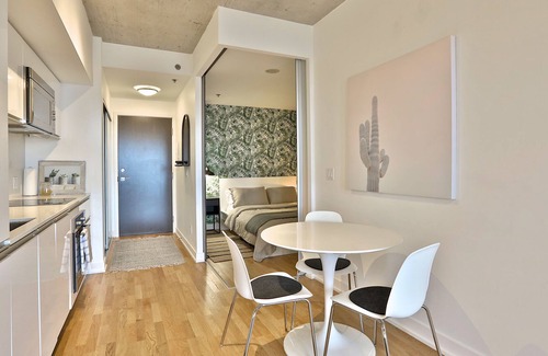 Beaconsfield Village Condo | Stylish Fully-Furnished Condo in Trendy Queen West, Downtown Toronto