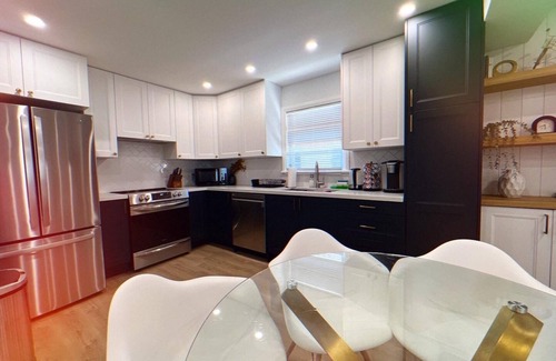 St. Catharines House | Stylish Fully-Loaded Home—Hot Tub, Fire-Pit, Stunning Backyard & 6 Parking Spots
