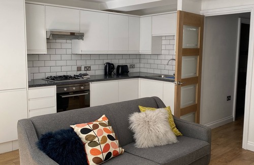 Highbury Apartment | Stylish Garden Flat in London