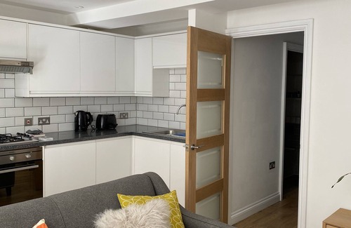 Highbury Apartment | Stylish Garden Flat in London