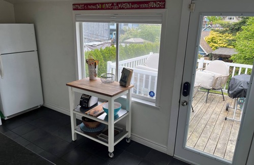 East Side House | Stylish Garden suite in the heart of East Van w Mtn views. Downtown in 15 mins!